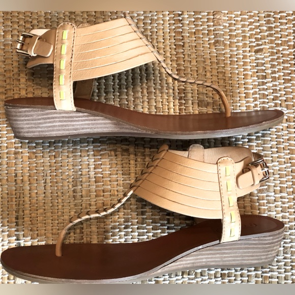 NIB COACH s7.5 thong sandals Gorgeous soft leather Rare find! Neon grn trim - Picture 2 of 9